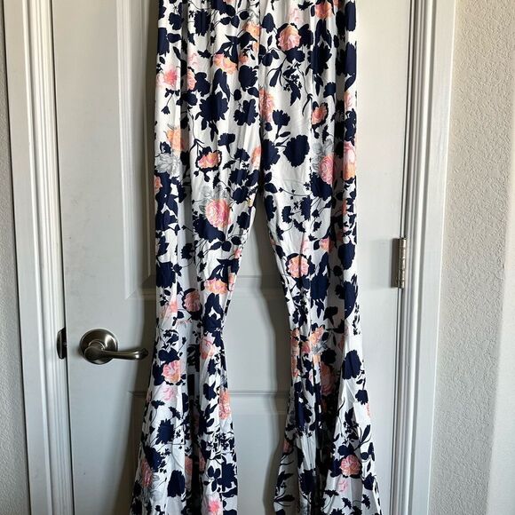 NWT Women’s Bell Bottom Pull On Elastic Waist Pants  Floral pattern - Size Small - Picture 4 of 6